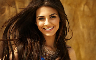 Woman longhair smiling necklace photorealistic - her neck and a necklace free wallpaper