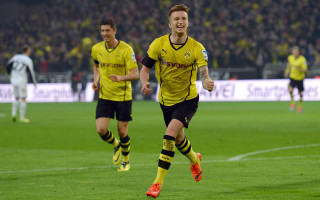 Soccer player running stadium blurry - the stand free wallpaper