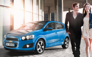 Man woman blue car brick - a large window free wallpaper