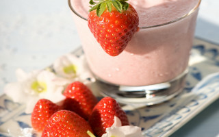Strawberry milkshake flower closeup food - free holidays wallpaper