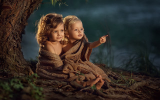 Two girls forest under tree - free love wallpaper