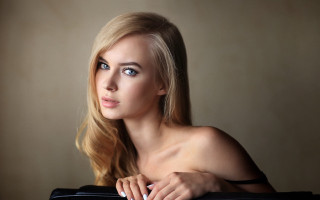 Blonde woman suitcase portrait photorealistic - a suitcase in front free wallpaper