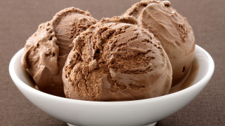 Ice cream bowl spoon brown - a bowl of ice cream free wallpaper