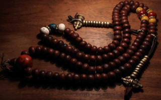 Wooden beaded necklace tassel bell - a wooden table free wallpaper