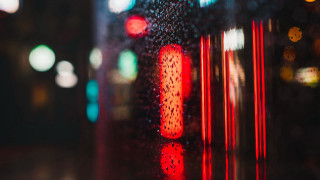 Red trafficlight tallbuilding night rain - elsa bleda free wallpaper