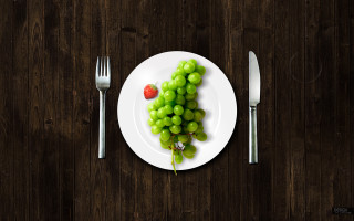 Plate grapes tomato wooden table - a wooden table top free wallpaper