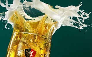 Beer milk splash crest 3d - barthel bruyn free wallpaper