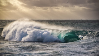 Large wave ocean cloudy day - a cloudy day free wallpaper