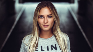 Blonde woman hallway profile destijl - de stijl free wallpaper