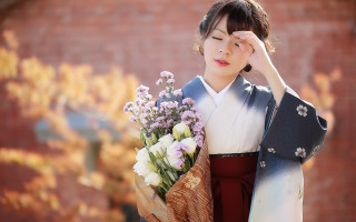Woman kimono bouquet flower outdoors - byeon sangbyeok free wallpaper