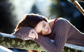 Woman leaning tree branch smile - winter free wallpaper for desktop