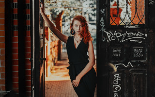 Woman doorway graffiti barbizon portrait - graffiti free wallpaper