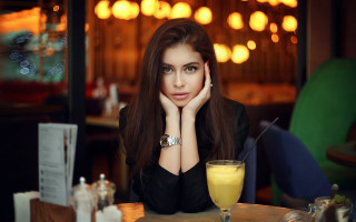 Woman orangejuice cafe bokeh portrait - a glass free wallpaper