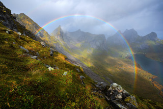 Rainbow mountain lake mystical colors - a lake in the foreground and a mountain range in the background free wallpaper