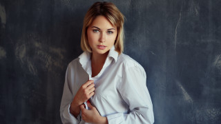 Woman white shirt tie undone - a picture free wallpaper for desktop