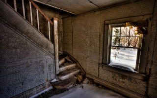 Run down house snow cat - the window sill free wallpaper