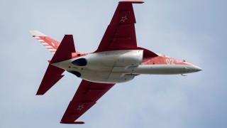 Red white jet blue sky - f 8 aperture free wallpaper