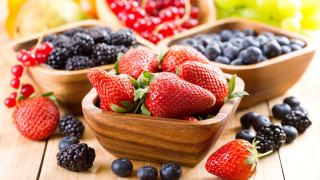 Wooden bowl berries blueberries closeup - a wooden bowl free wallpaper