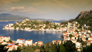 Small village island water mountains - a small island free wallpaper