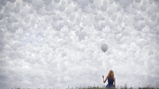 Woman blue dress white balloon - interactive free wallpaper
