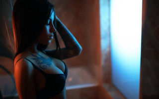 Tattooed woman bathroom hologram light - tattoo free wallpaper