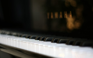 Piano closeup blurry background yamaha - edward george handel lucas free wallpaper
