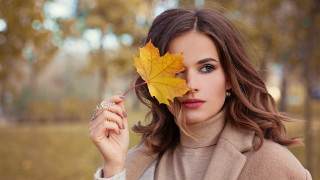 Eszter mattioni surprised woman leaf - the camera free wallpaper