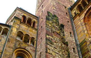 Tall brick building clock romanesc - grotesque free wallpaper