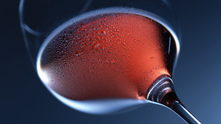 Wineglass liquid blue bubbles raytraced - cao zhibai free wallpaper