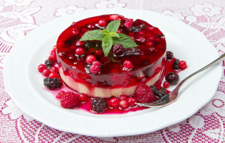 Berry mint plate lace tablecloth - a dessert free wallpaper