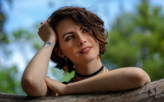 Woman tattoo leaning tree portrait - aramenta dianthe vail free wallpaper