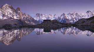 Mountain lake house reflection sky - a reflection free wallpaper