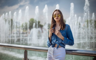 Woman sunglasses fountain blue shirt - sunglass free wallpaper