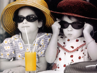 Little girls hats sunglasses table - sunny day free wallpaper