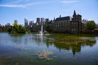 Pond fountain cityscape beach architecture - a fountain in the middle of it free wallpaper