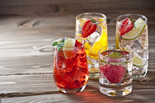 Glasses drinks fruit wooden table - a wooden table free wallpaper