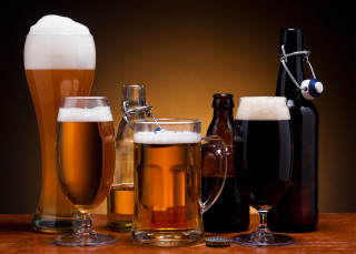 Beer glasses bottles wooden table - adolf bierbrauer free wallpaper