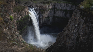 Waterfall side figure nature night - a large amount of water free wallpaper