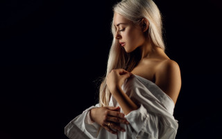 Woman white dress holding open - looking free wallpaper