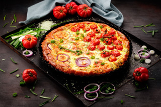 Pizza tomatoes onions green onions - a blue towel free wallpaper