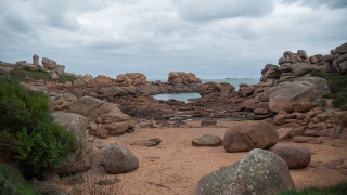 Rocky beach pool rocks grass - a rocky beach free wallpaper