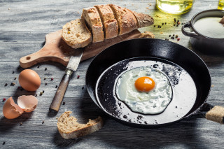 Fryingpan egg bread cuttingboard knife - cutting free wallpaper