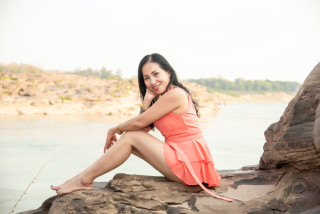 Red dress woman sitting water - fang congyi free wallpaper