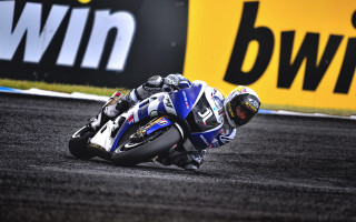 Motorcycle leaning race track helmet - leaning free wallpaper
