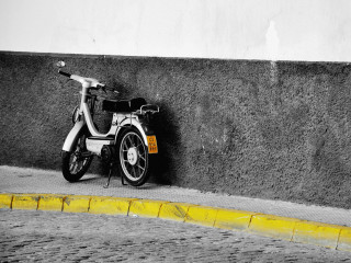 Scooter wall curb yellow lines - yellow line free wallpaper