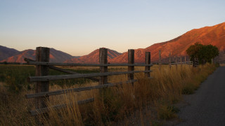 Wooden fence mountain sunset field - american scene painting free wallpaper