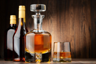 Alcohol bottle wine glass wooden - a wooden background free wallpaper