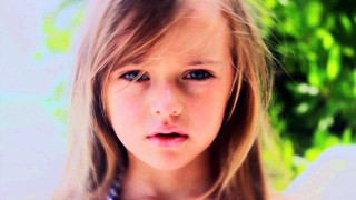 Little girl tie green background - a little girl free wallpaper