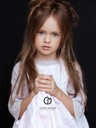 Little girl white dress black - a little girl free wallpaper