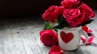 Heart roses mug table dark - a wooden surface free wallpaper
